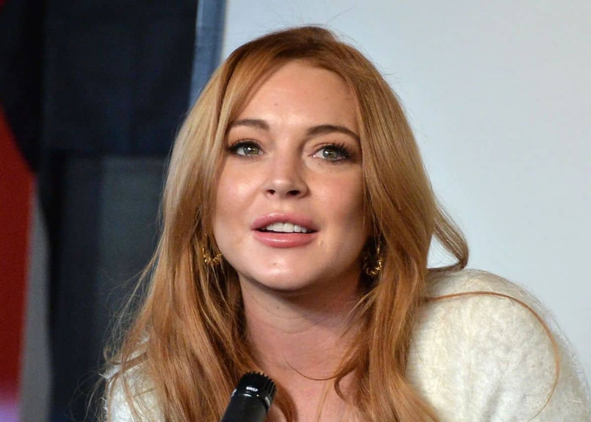 린제이 로한(Lindsay Lohan)은 미국의 배우, 가수, 모델, 패션 디자이너입니다. | Metaverse Post