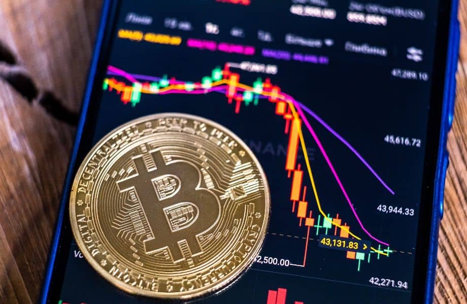 Bitcoin's Crucial Level to Revive Rally; Retail Investors' Interest in this AI Altcoin Spikes