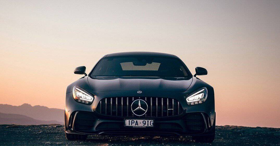 Gün batımında Mercedes sedanı