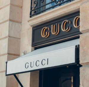 A Gucci bejelentette, hogy több helyen is elfogad kriptovaluta fizetéseket