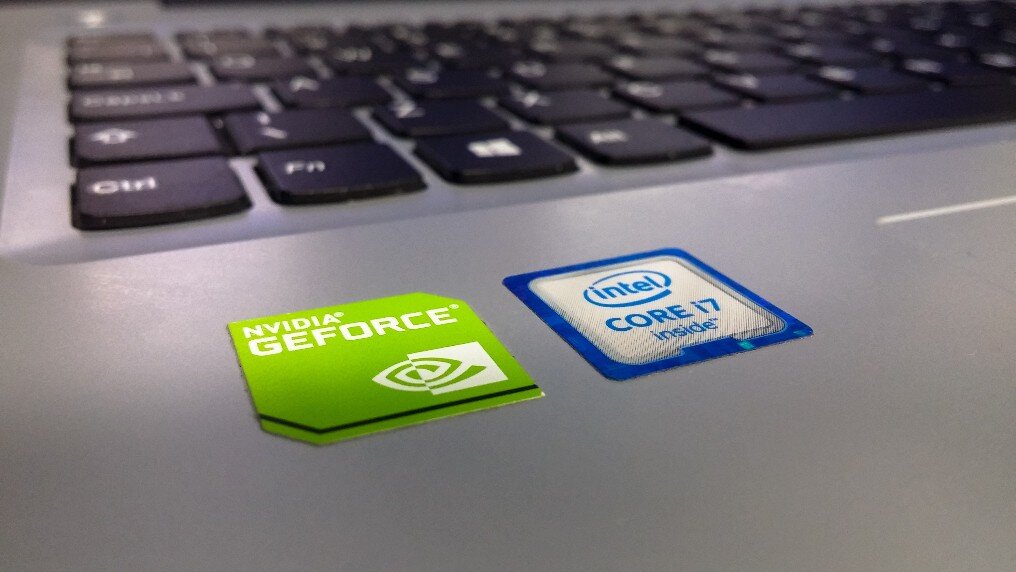 Afbeelding van NVIDIA-sticker op laptop