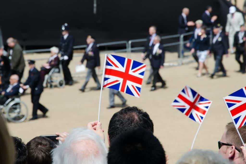 Immagine delle bandiere britanniche alla parata dei veterani della seconda guerra mondiale